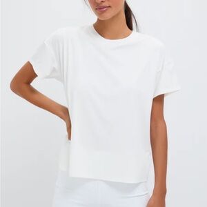 Tuckernuck White Short Sleeve Performance Jersey Ryan Boyfriend Tee Sz M